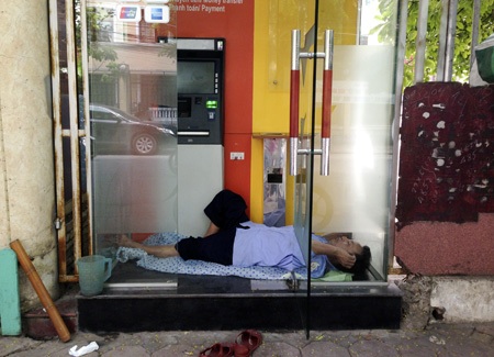 “Màn trời chiếu đất” giữa trưa hè 39 độ C - 7 Một chỗ ngủ mát mẻ...