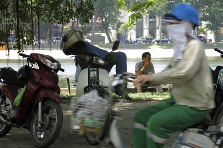 “Màn trời chiếu đất” giữa trưa hè 39 độ C - 8 Một chỗ ngủ mát mẻ...