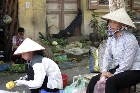 “Màn trời chiếu đất” giữa trưa hè 39 độ C - 9 Giấc ngủ ngồi của người bán hàng rong.