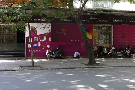 “Màn trời chiếu đất” giữa trưa hè 39 độ C - 10 Giấc ngủ ngồi của người bán hàng rong.