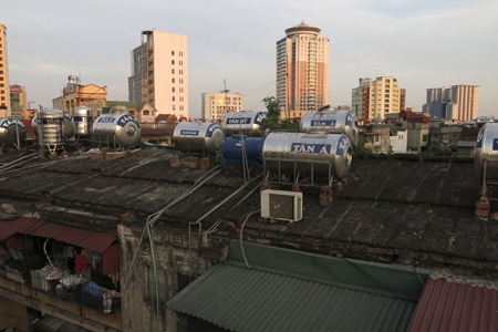 Hàng trăm tấn nước “treo” trên những nóc nhà rệu rã