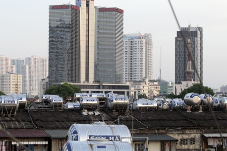 Sẽ thế nào nếu nóc nhà khu chung cư cũ không chịu nổi sức nặng của hàng trăm tấn nước này?