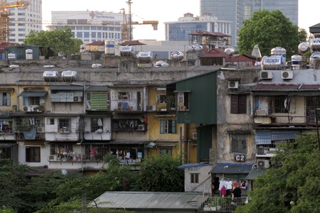 Hàng trăm tấn nước “treo” trên những nóc nhà rệu rã