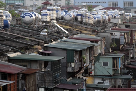 Hàng trăm tấn nước “treo” trên những nóc nhà rệu rã