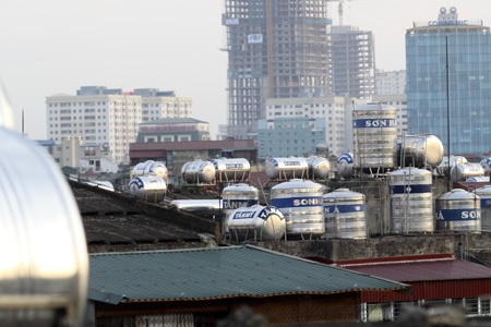 Hàng trăm tấn nước “treo” trên những nóc nhà rệu rã