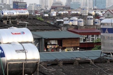 Một phần nóc cũ nát của chung cư Thành Công vẫn được tận dụng cho việc chứa nước.