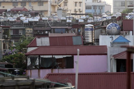 Một phần nóc cũ nát của chung cư Thành Công vẫn được tận dụng cho việc chứa nước.