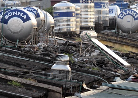 Một phần nóc cũ nát của chung cư Thành Công vẫn được tận dụng cho việc chứa nước.