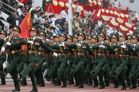 Những cô gái bồng súng diễu binh trên đường phố Điện Biên - 3 Lực lượng sĩ quan lục quân.