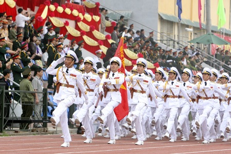 Những cô gái bồng súng diễu binh trên đường phố Điện Biên - 4 Quân chủng Phòng không - Không quân.