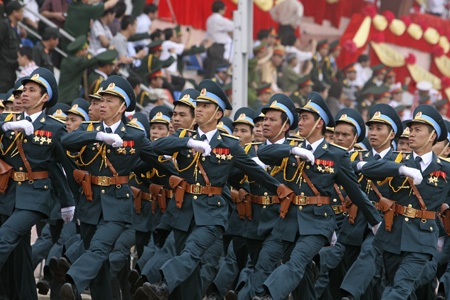 Những cô gái bồng súng diễu binh trên đường phố Điện Biên - 5 Quân chủng Phòng không - Không quân.