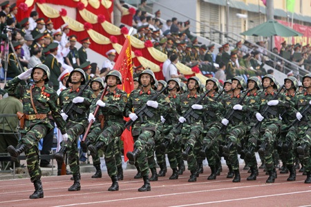 Những cô gái bồng súng diễu binh trên đường phố Điện Biên - 8 Lực lượng bộ binh.