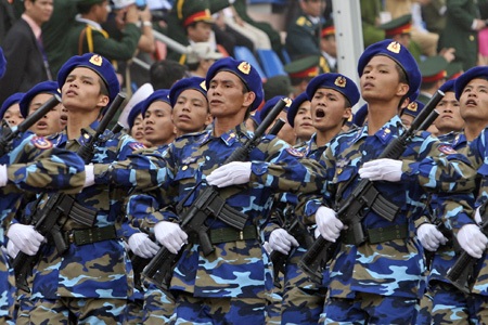 Những cô gái bồng súng diễu binh trên đường phố Điện Biên - 9 Khối cảnh sát biển.