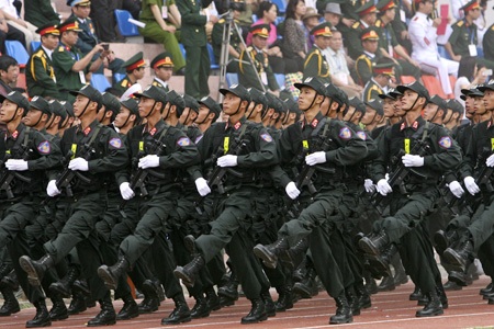 Những cô gái bồng súng diễu binh trên đường phố Điện Biên - 11 Lực lượng cơ động.