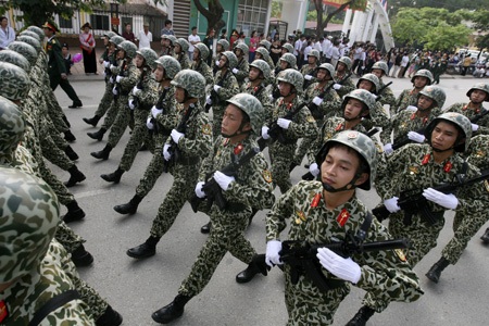 Những cô gái bồng súng diễu binh trên đường phố Điện Biên - 12 Các chiến sĩ đặc công trên đường phố Điện Biên Phủ.