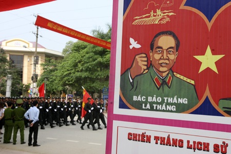 Những cô gái bồng súng diễu binh trên đường phố Điện Biên - 15 Hình ảnh Đại tướng Võ Nguyên Giáp có khắp trên đường phố Điện Biên Phủ.