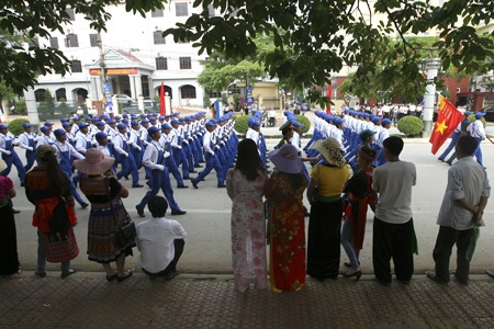 Những cô gái bồng súng diễu binh trên đường phố Điện Biên - 16 Các lực lượng sẽ tiếp tục diễu hành trên đường phố sau khi qua lễ đài chính trông sân vận động.