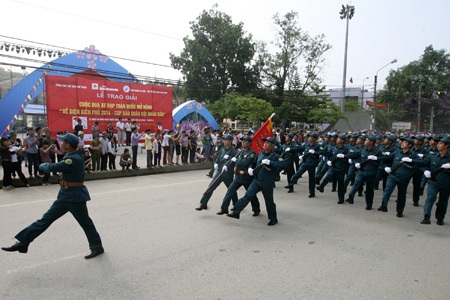 Những cô gái bồng súng diễu binh trên đường phố Điện Biên - 17 Các lực lượng sẽ tiếp tục diễu hành trên đường phố sau khi qua lễ đài chính trông sân vận động.