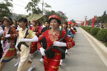 Những cô gái bồng súng diễu binh trên đường phố Điện Biên - 20 Những nữ dân quân với trang phục truyền thống của các dân tộc Việt Nam.