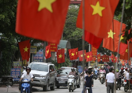 Lòng chảo Mường Thanh rực rỡ kỉ niệm Chiến thắng Điện Biên Phủ - 1 Những con đường của thành phố Điện Biên Phủ với hàng nghìn lá cờ đỏ rực rỡ