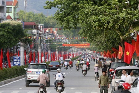 Lòng chảo Mường Thanh rực rỡ kỉ niệm Chiến thắng Điện Biên Phủ - 10 Đường Võ Nguyên Giáp với màu cờ đỏ rực