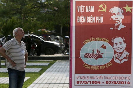 Lòng chảo Mường Thanh rực rỡ kỉ niệm Chiến thắng Điện Biên Phủ - 2 Hình ảnh Bác Hồ và Đại tướng Võ Nguyên Giáp hiện diện khắp nơi ở Điện Biên Phủ