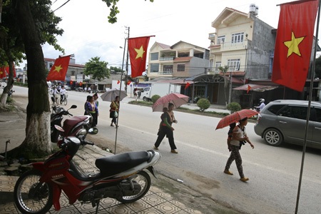 Lòng chảo Mường Thanh rực rỡ kỉ niệm Chiến thắng Điện Biên Phủ - 8 Bà con các dân tộc thiểu số từ nơi nơi đổ về thành phố tham gia lễ kỉ niệm