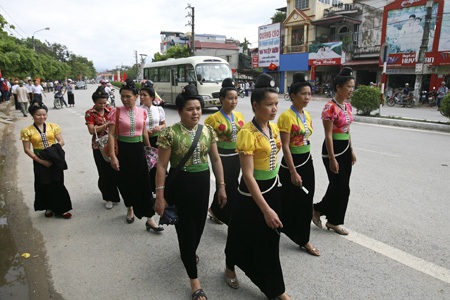 Lòng chảo Mường Thanh rực rỡ kỉ niệm Chiến thắng Điện Biên Phủ - 9 Những phụ nữ Thái trên đường phố Điện Biên Phủ