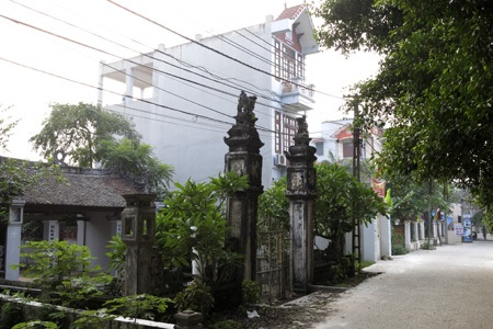 Chiếc cổng của ngôi nhà nay cũng đã bị nghiêng nhiều do sụt lún nền đất.