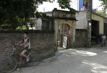 Rất đáng tiếc, nhiều chiếc cổng lớn nhỏ ở xã Hữu Hòa đều đang bị nghiêng lún không rõ lí do.