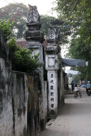 Cổng đình làng Phú Diễn cũng bị nghiêng một bên