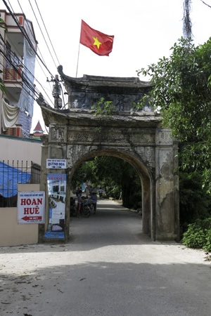 Cổng đình làng Phú Diễn cũng bị nghiêng một bên