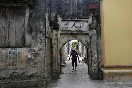 Cổng làng, cổng xóm cũng là một không gian sinh hoạt cộng đồng của các làng quê.