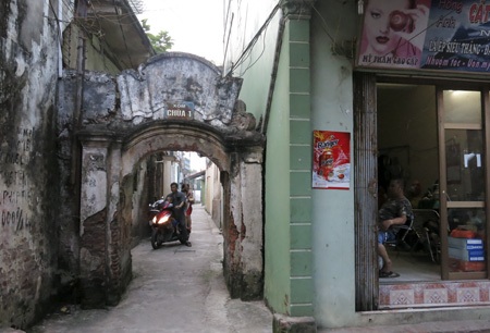 Cổng làng, cổng xóm cũng là một không gian sinh hoạt cộng đồng của các làng quê.