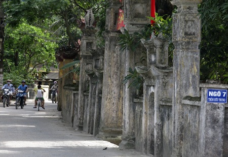 Nhưng thật đáng tiếc nó đã bị nghiêng khá nặng cùng với một mảng tường bao.