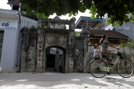 Nhưng thật đáng tiếc nó đã bị nghiêng khá nặng cùng với một mảng tường bao.