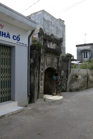 Chiếc cổng của ngôi nhà nay cũng đã bị nghiêng nhiều do sụt lún nền đất.