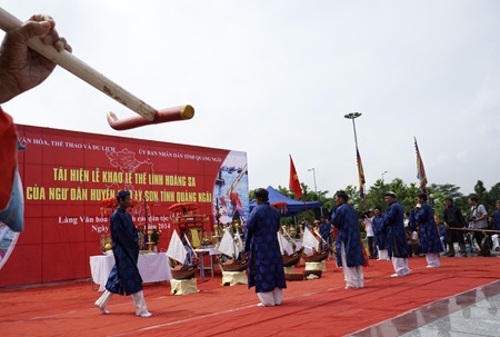 Tái hiện Lễ Khao lề thế lính Hoàng Sa tại Hà Nội - 2 Tái hiện Lễ Khao lề thế lính Hoàng Sa tại Hà Nội