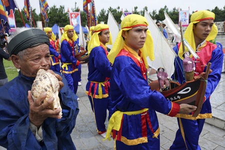 Tái hiện Lễ Khao lề thế lính Hoàng Sa tại Hà Nội - 7 Tiếp đến lễ rước và thả thuyền khao lề cùng hình nhân thế mạng ra biển (tại đây là hồ Đồng Mô).
