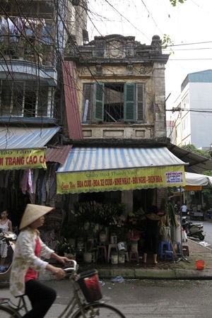 "Phố cổ" thứ hai của Hà Nội - 11 Ngôi nhà số 14 Trần Hưng Đạo được xây dựng từ 1930 nằm sát chợ Hà Đông lúc nào cũng đông đúc.