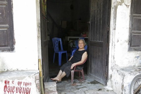 "Phố cổ" thứ hai của Hà Nội - 6 Những hoa văn theo kiến trúc cổ vẫn còn được giữ khá nguyên vẹn ở ngôi nhà số 8 Phan Bội Châu.