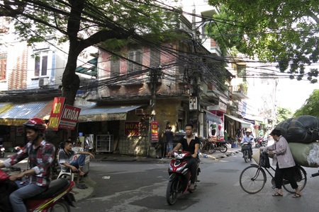 "Phố cổ" thứ hai của Hà Nội - 8 Những hoa văn theo kiến trúc cổ vẫn còn được giữ khá nguyên vẹn ở ngôi nhà số 8 Phan Bội Châu.