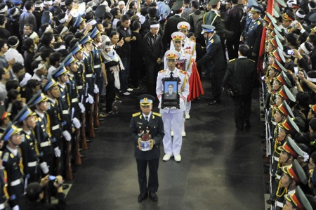 Di ảnh các chiến sĩ được nâng trên tay của những đồng đội.