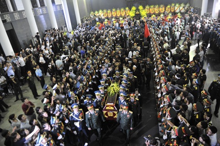 Linh cữu các chiến sĩ được chuyển ra xe trong tiếc thương của người thân và đồng đội.