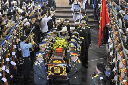 Thân nhân của các chiến sĩ khóc ngất bên linh cữu.