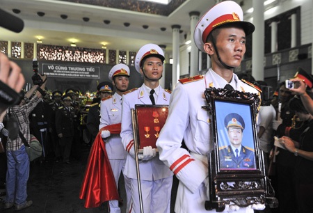 Thân nhân của các chiến sĩȠkhóc ngất bên linh cữu.