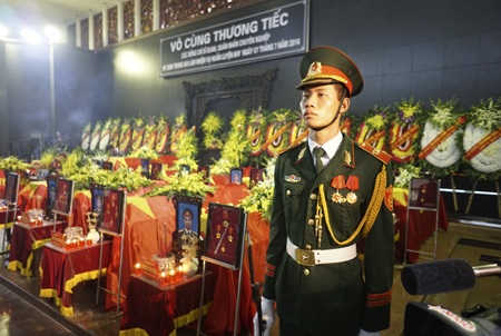 Nghiêng mình tiễn đưa 18 chiến sĩ hy sinh - 1 Nghiêm trang đứng gác bên linh cữu 18 đồng đội đã hy sinh.