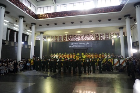 Nghiêng mình tiễn đưa 18 chiến sĩ hy sinh - 11 Rất nhiều vòng hoa trắng tại lễ viếng.