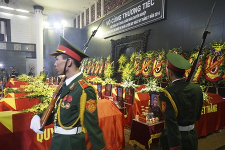 Nghiêng mình tiễn đưa 18 chiến sĩ hy sinh - 2 Nghiêm trang đứng gác bên linh cữu 18 đồng đội đã hy sinh.