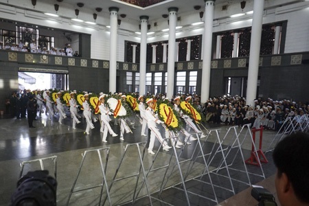 Nghiêng mình tiễn đưa 18 chiến sĩ hy sinh - 3 Nghiêm trang đứng gác bên linh cữu 18 đồng đội đã hy sinh.